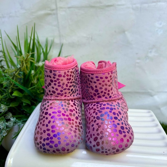 UGG
Kid's Jesse Bow II Spots
Pink Rose SPARKLE SUEDE
Size: 0/1 (0-6 Months) - Picture 15 of 16